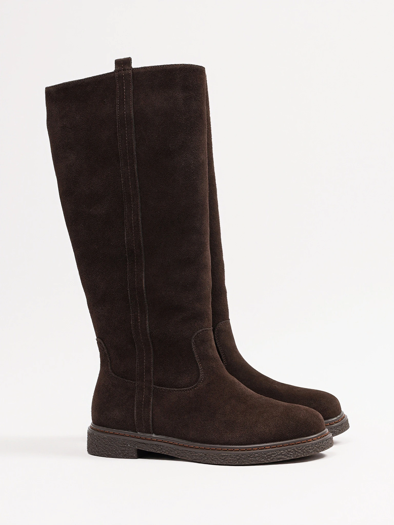 Сапоги коричневого цвета из натуральной замши на низком каблуке